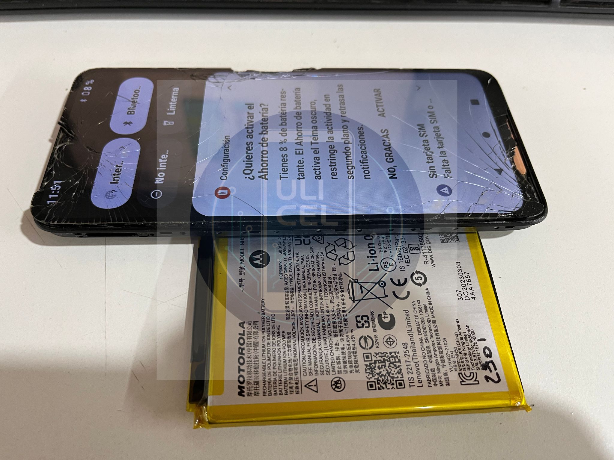 Técnico reparando una batería de celular
